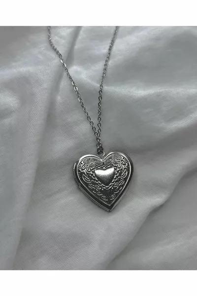 Silver Color Heart Patterned Openable Cover Picture Heart Necklace