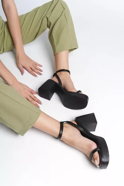 منصة الكاحل حزام المرأة الصنادل