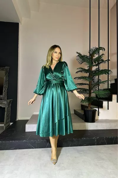 Kruvaze Yaka Kemerli Saten Elbise Zümrüt