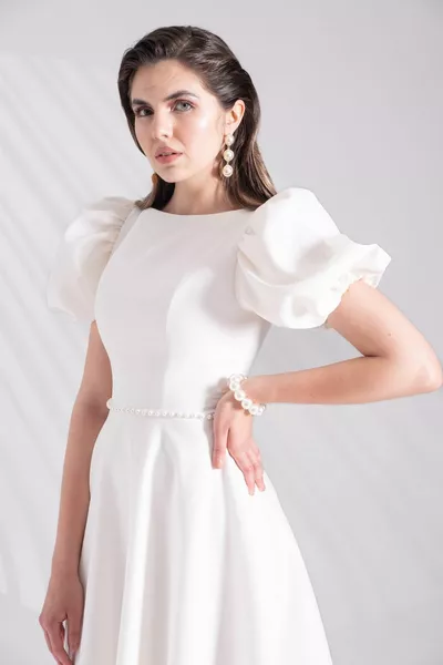 Ausgestelltes weißes Midikleid mit Ballonärmeln