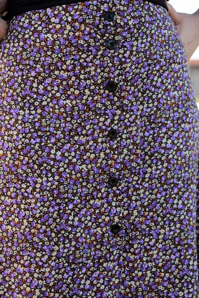 Лилава пола на флорални мотиви с цепки, закопчани отпред