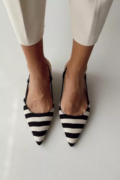 كعب صغير مخطط باللون الأسود الكرزي