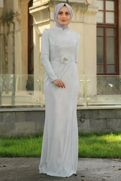 Блестяща сива вечерна рокля с хиджаб