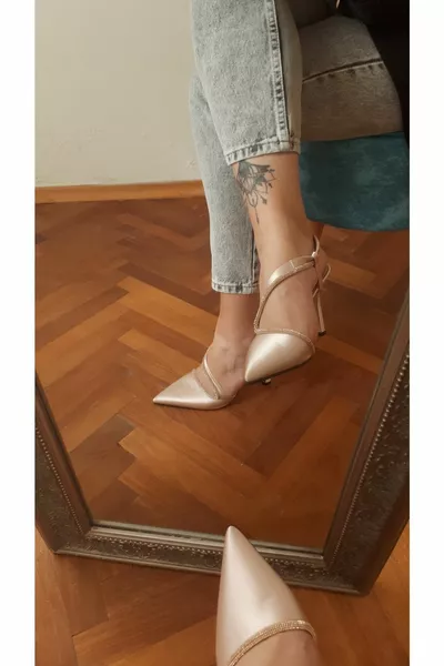 Леки дамски вечерни обувки