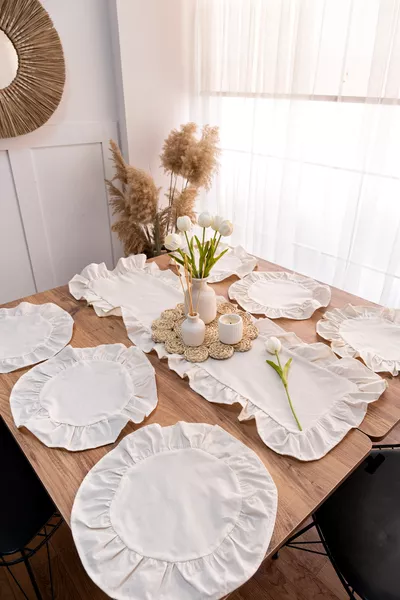 Набор для сервировки стола из 7 предметов с оборками: 6 американских салфеток + 1 дорожка с оборками -  см