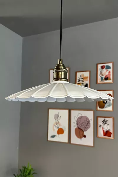 ثريا معدنية بيضاء كبيرة رياسو بمصباح زهرة التوليب، مفردة، رستيك للمقهى والمطبخ، إضاءة معلقة حديثة