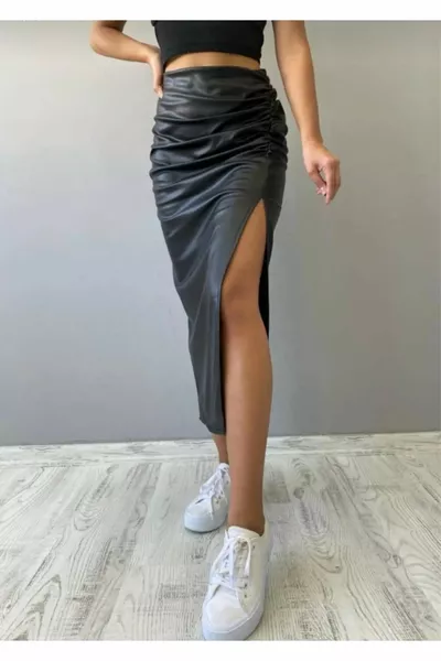 تنورة جلدية سوداء مع تفاصيل الرباط الجانبي