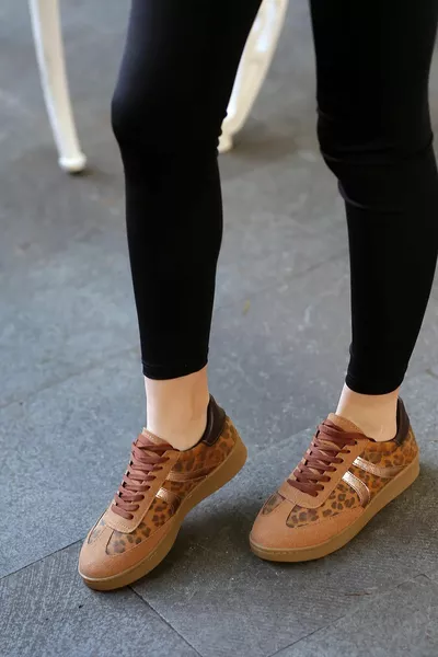 ( فيضان )  حذاء رياضي نسائي من جلد الغزال بطبعة الفهد