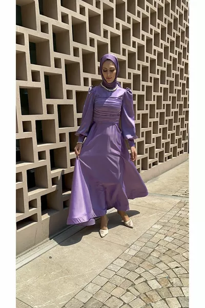 Sirius – Robe de soirée boutonnée à poignets détaillés en satin