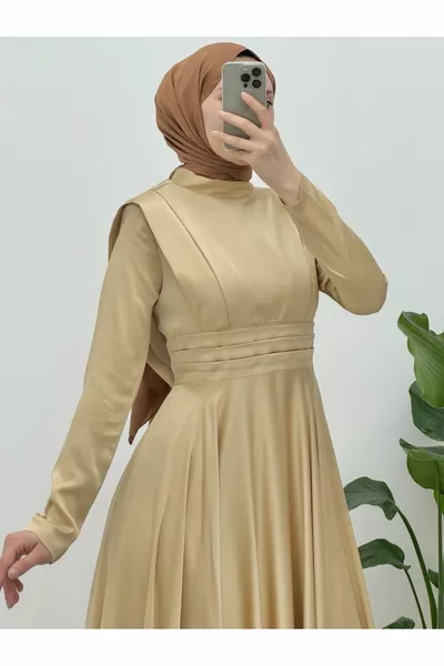 Abendkleid aus Satin mit Taillenfalten und Detail auf der Vorderseite