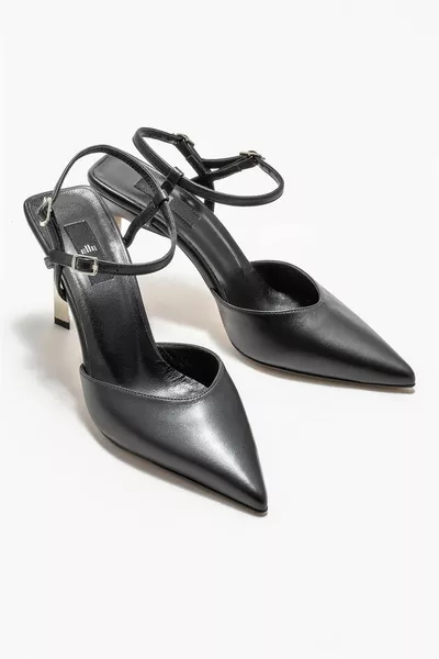 جلد أسود بكعب نسائي