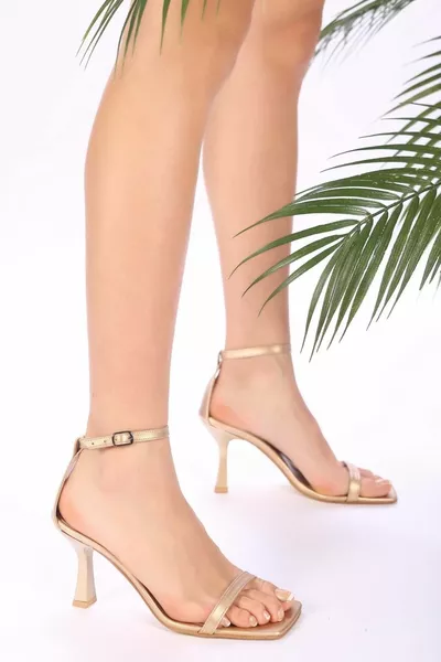 جلد ذهبي نسائي بكعب عريض