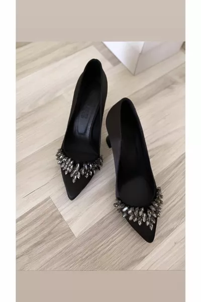 Stiletto aus schwarzem Stein