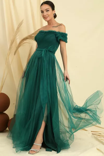 Robe longue en tulle avec une doublure ceinturée avec encolures et manches volantées