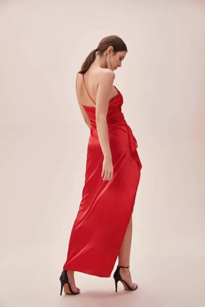 Oleg Cassini Tr Abito monospalla rosso in raso con profondo spacco