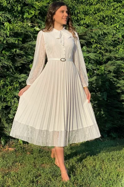 Robe de soirée plissée à cravate blanche avec détail de dentelle