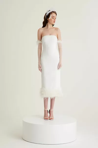 Weißes Midi-Verlobungskleid aus Krepp mit geradem Ausschnitt und Federdetail