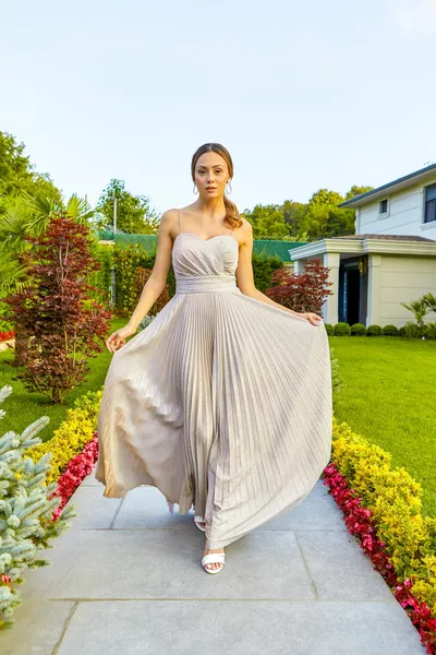 Блестящи бежови вечерни рокли