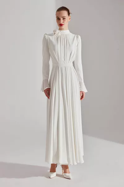 نيلا فستان أبيض روز مفصل