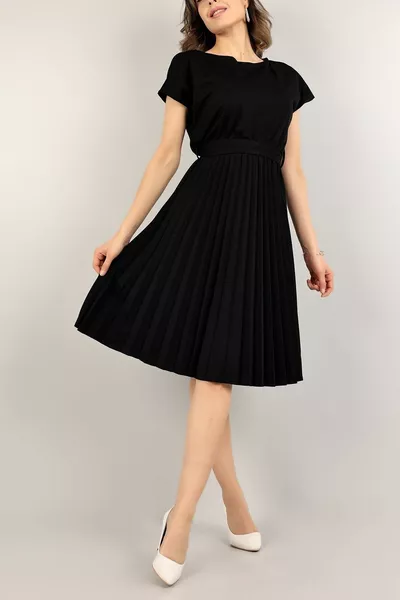 Schwarzes plissiertes Abendkleid mit Gürtel und Abschlusskleid   