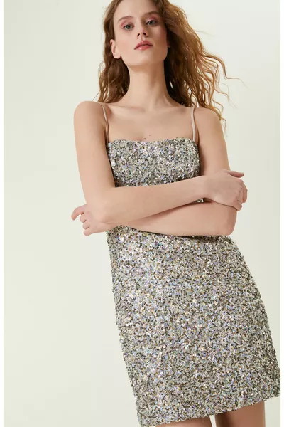 ✔ Сребърен цвят пайети мини вечерна рокля