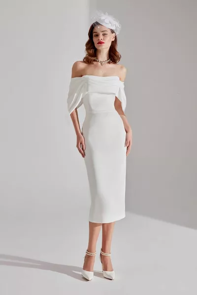 فستان فيروا أبيض بكتف مكشوف