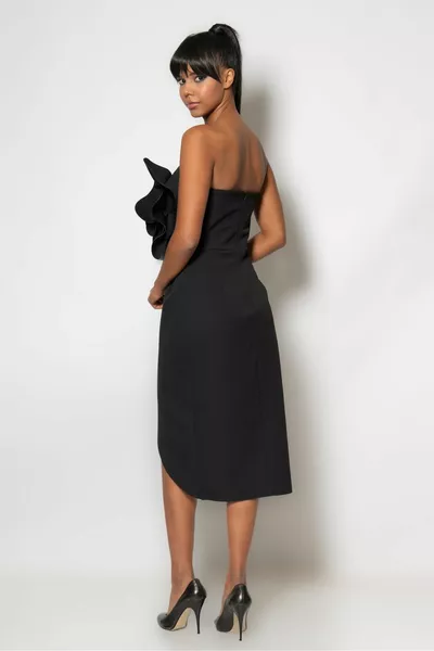 Вечерна рокля от креп с големи цветя на гърдите