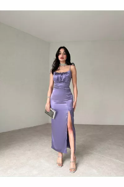 فستان ستان مع حمالات بتفاصيل فتحة