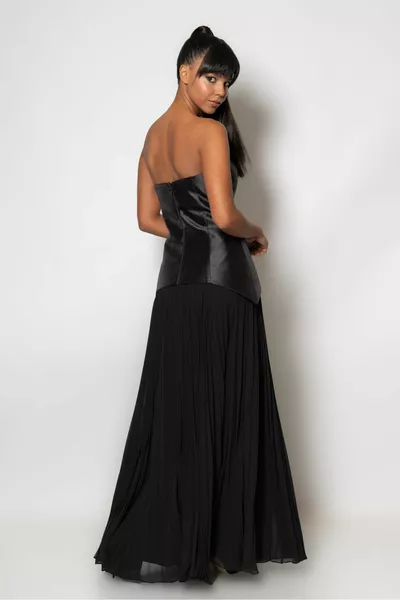 فستان سهرة شيفون بدون حمالات مع صدرية علوية وست طيات