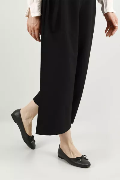 أسود الجبهة شقة وحيد القوس عارضة المرأة الباليه الشقق 