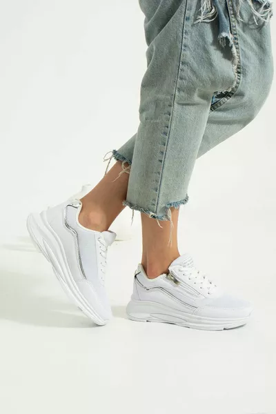 أحذية رياضية نسائية