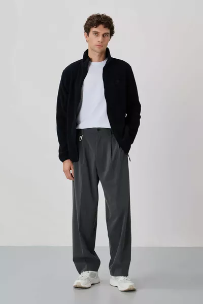 سترة رجالية صوفية كحلية بسحاب وياقة عالية مع تطريز كتابة - موديل قياسي - 