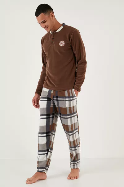 طقم بيجامة رجالي بفوطة ناعمة للشتاء بياقة دائرية وقصّة منتظمة 