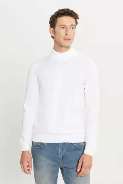 كنزة رجالية بلون الكريم بقصة عادية قياسية، ياقة نصف سلندر، من دون وبر