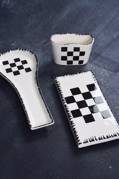 3-членен кухненски комплект с шахматен десен, поставка за лъжици, стойка за гъби, подложка за олио