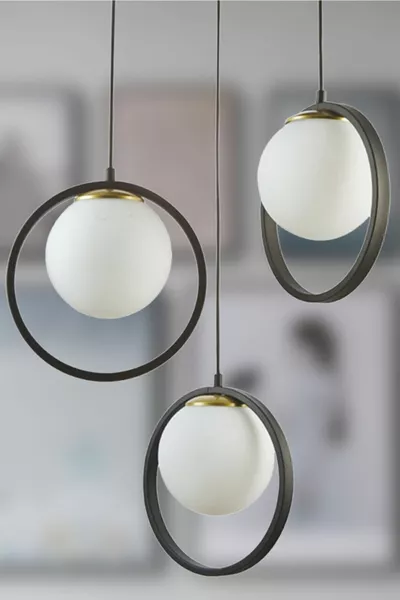 ثريا نينا عصرية من المعدن باللون الأسود مع حلقات وزجاج أبيض مغلق بثلاث وحدات