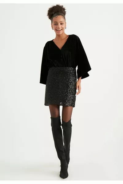 تنورة قصيرة مطرزة