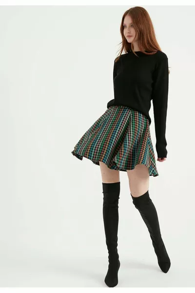 تنورة قصيرة عالية الخصر واسعة