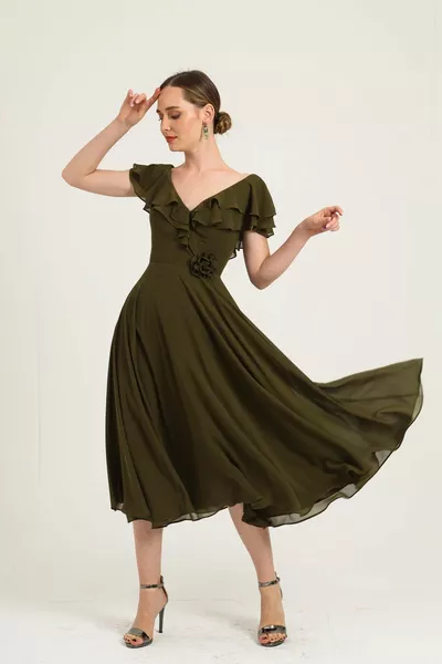 Рокля с дължина Midi с V-образно деколте и разкроено деколте и флорални детайли на талията