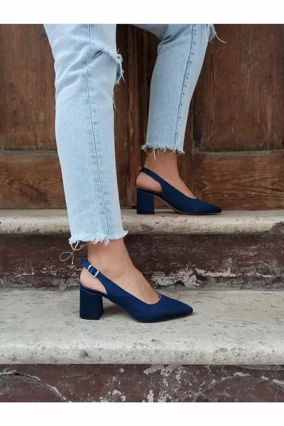 كعب نسائي كعب سميك من الساتان الأزرق الداكن