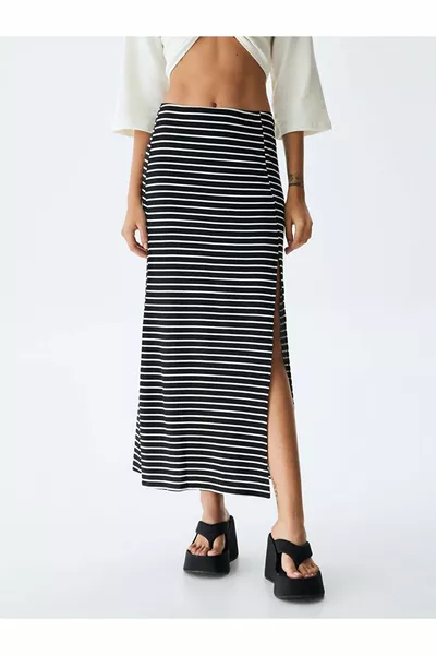 تنورة مخططة باللون الأزرق الداكن مع شقوق