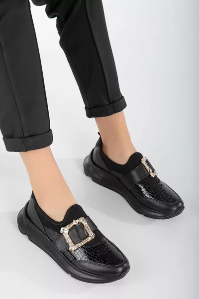 حجر سميك وحيد تمتد أسود المرأة المتسكعون أحذية عارضة