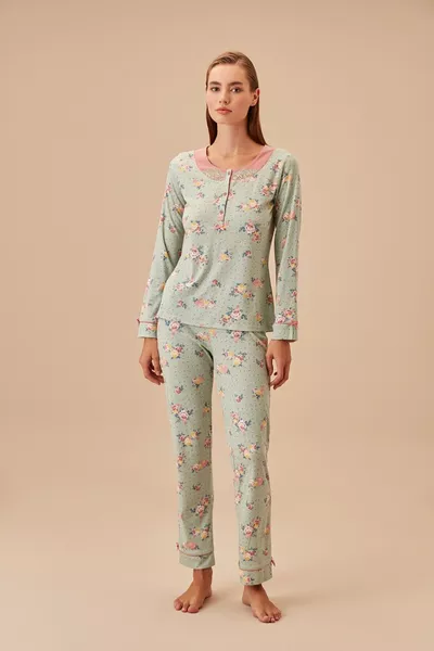 طقم بيجامة للأم الشابة