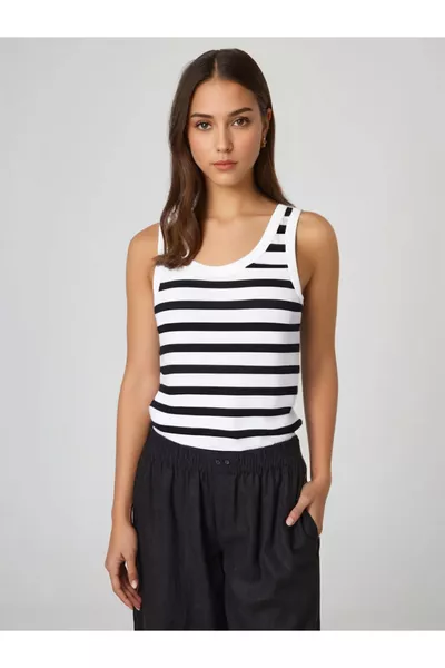 قميص رياضي واسع بحمالات عريضة من نوفيل