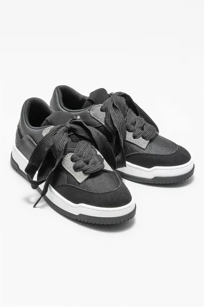 أحذية رياضية نسائية سوداء