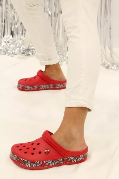 حمار وحشي أحمر روز منقوشة بركة شاطئ البحر مستشفى ممرضة الصنادل النعال