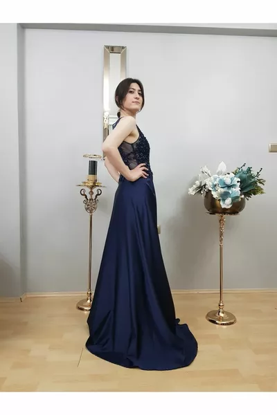 Женское темно-синее платье с вышитым атласным хвостом и специальным дизайном