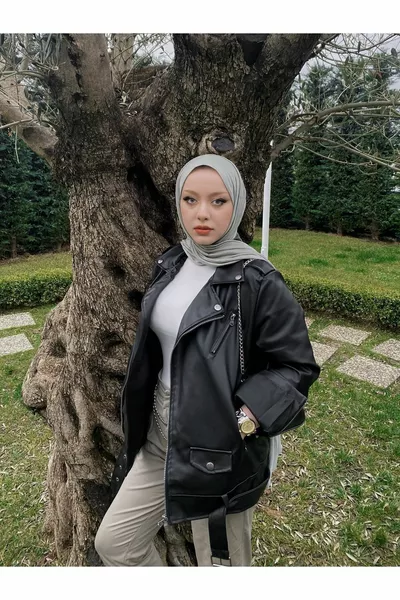 المرأة الأسود المتضخم راكب الدراجة النارية سترة جلدية مع حزام الفرو