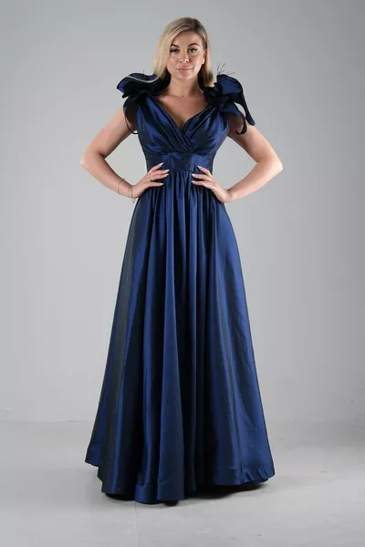 V-hals satijnen avondjurk marineblauw met bloemendetail op de schouders 