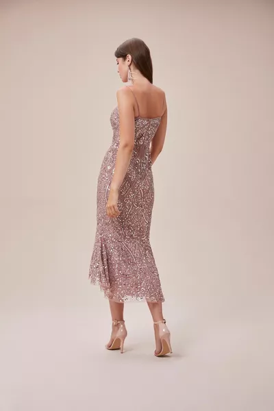 فستان متوسط الطول مطرز بالترتر من الذهب الوردي مع أحزمة رفيعة